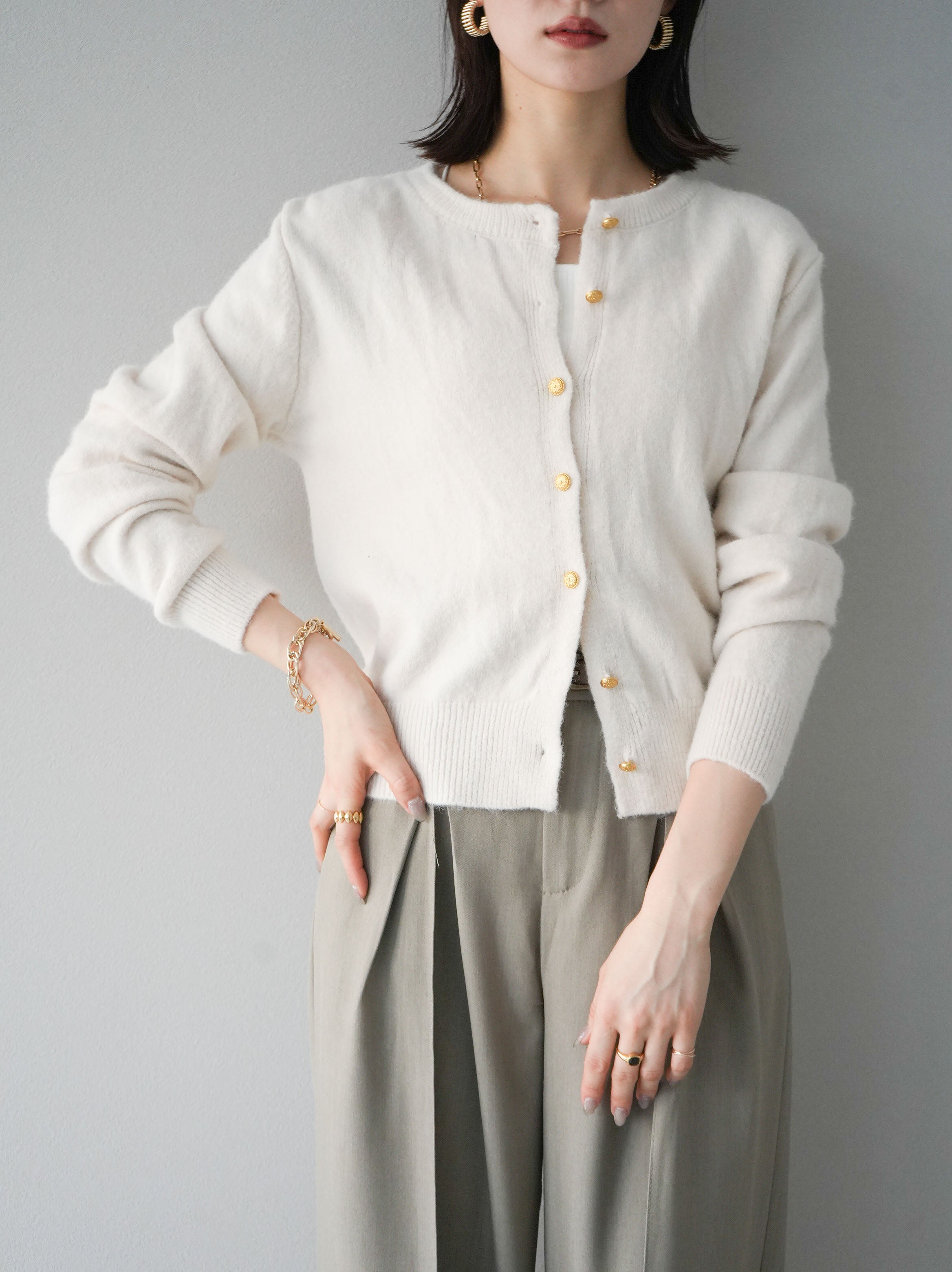 予約]ゴールドボタンコンパクトニットカーディガン/アイボリー – Lumier