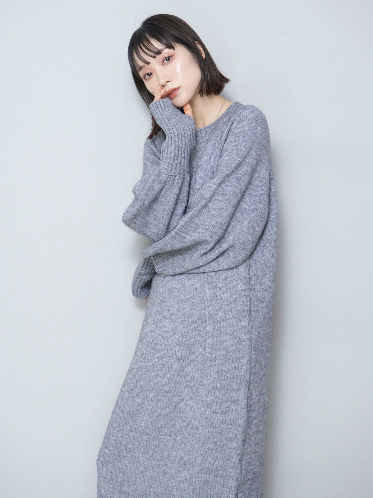 予約]フィンガーホールルーズニットワンピース/グレー – Lumier