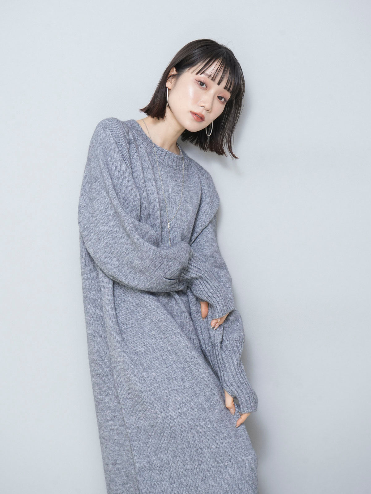 予約]フィンガーホールルーズニットワンピース/グレー – Lumier