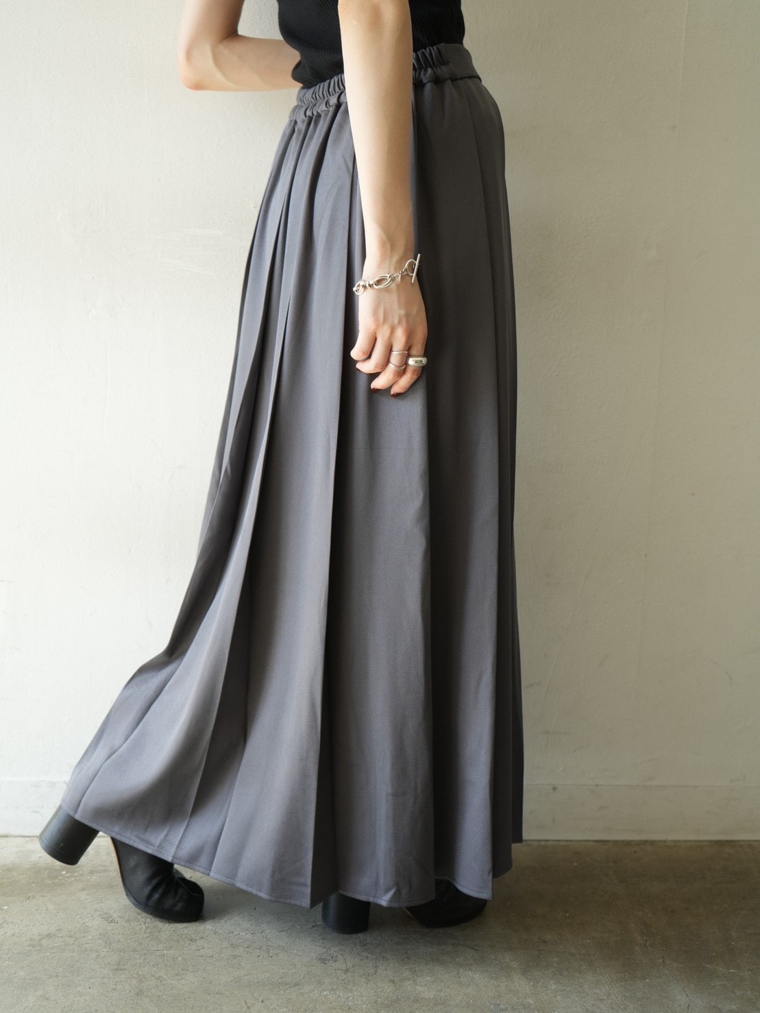 予約]タックプリーツマキシスカート/グレー – Lumier