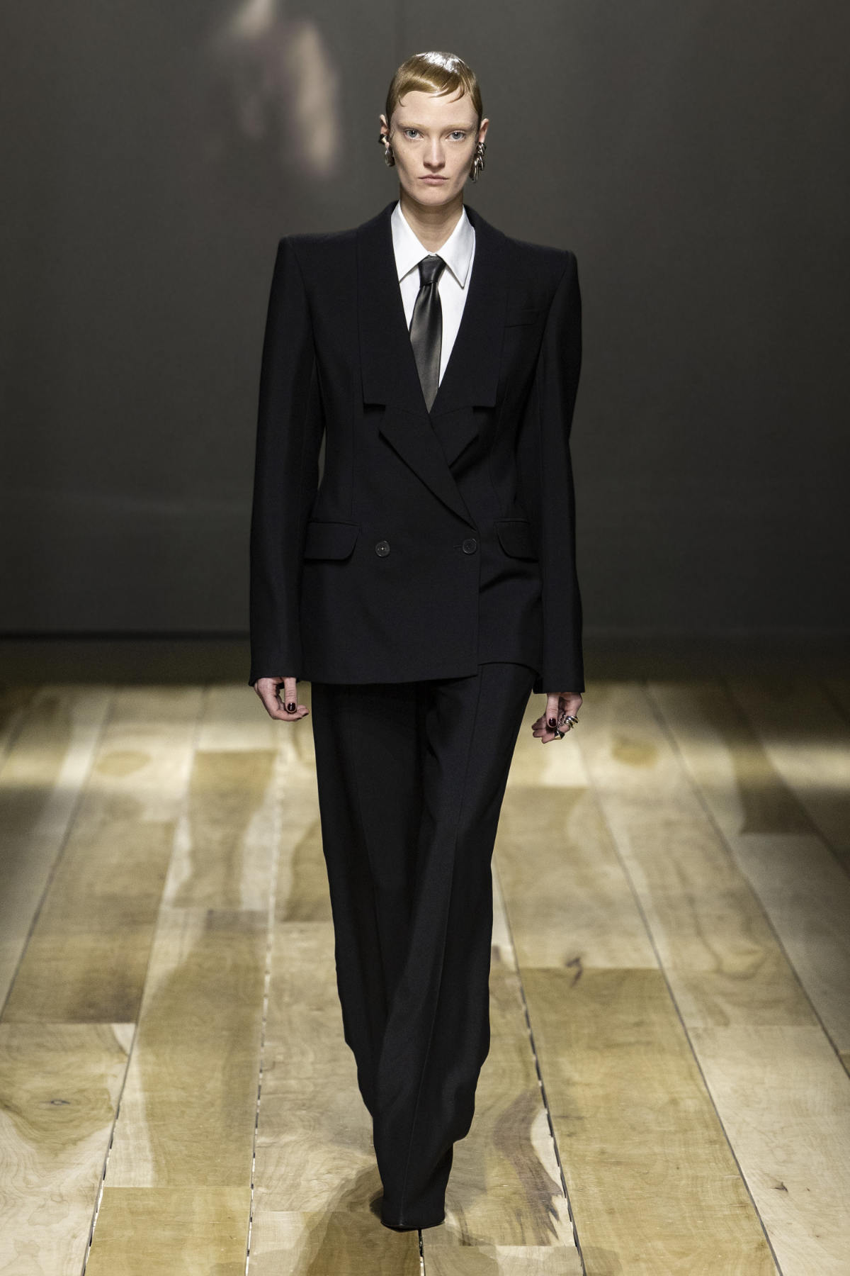 Alexander McQueen: Alexander McQueen Presents Its New Fall Winter