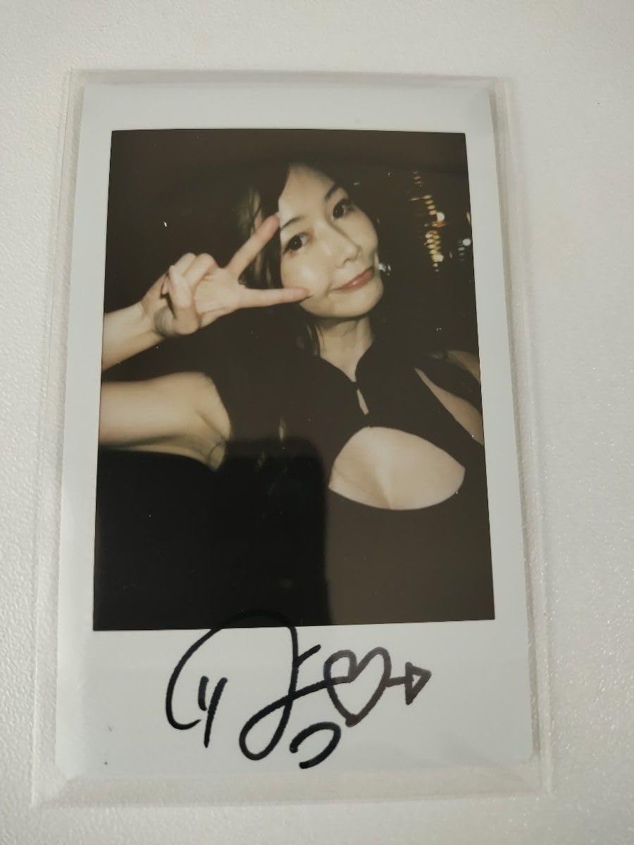 Amazon.co.jp: ワキ見せ 愛弓りょう 直筆サイン入りチェキ : おもちゃ