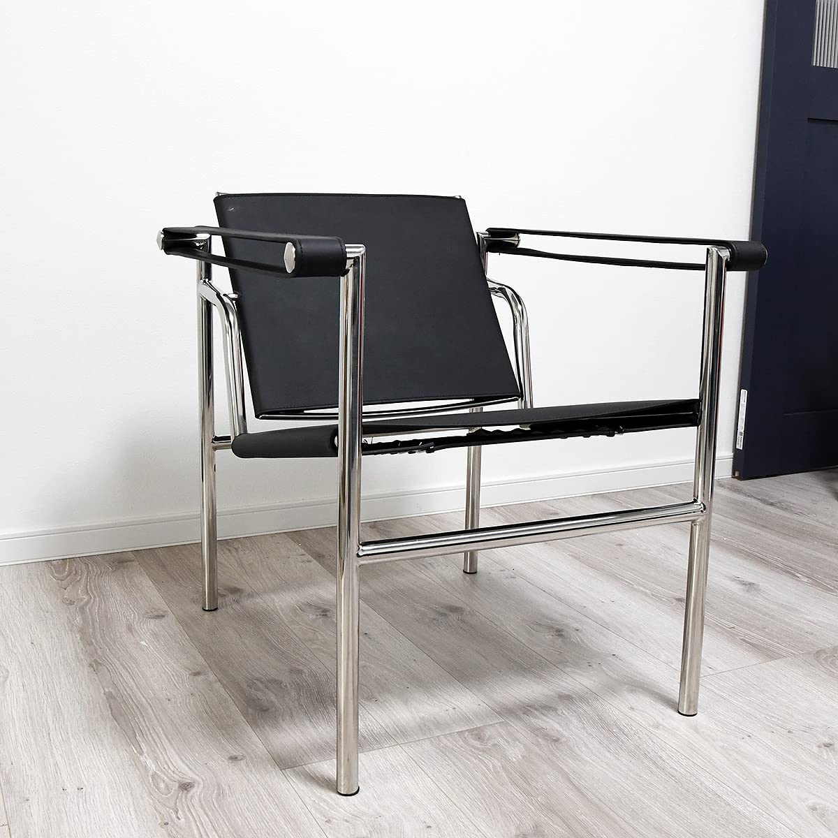 Amazon｜LC1スリングチェア レザー仕様 色ブラック ルコルビジェによる