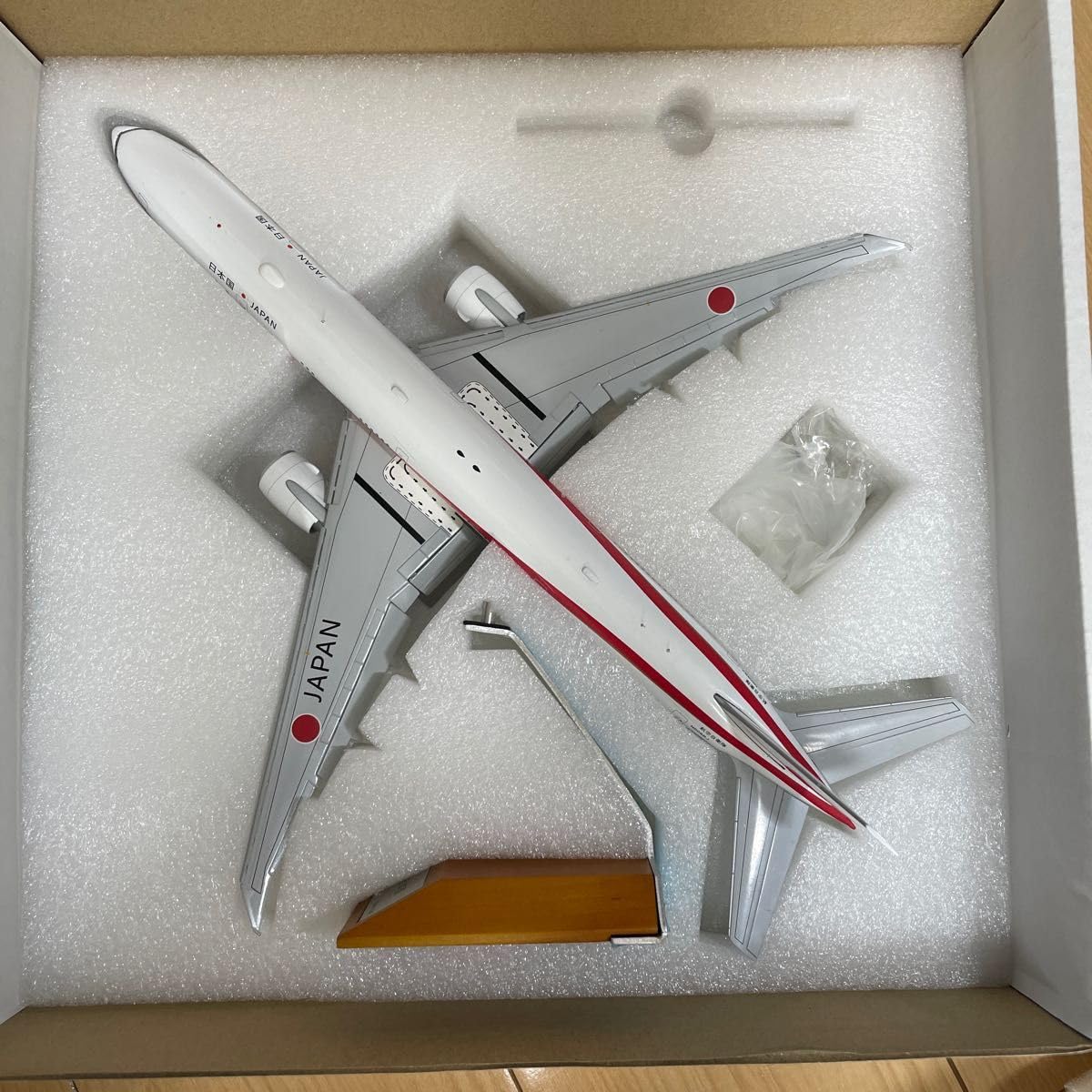 Amazon.co.jp: JCWINGS 1/200 B777-300ER 日本国政府専用機 FLAP DOWN