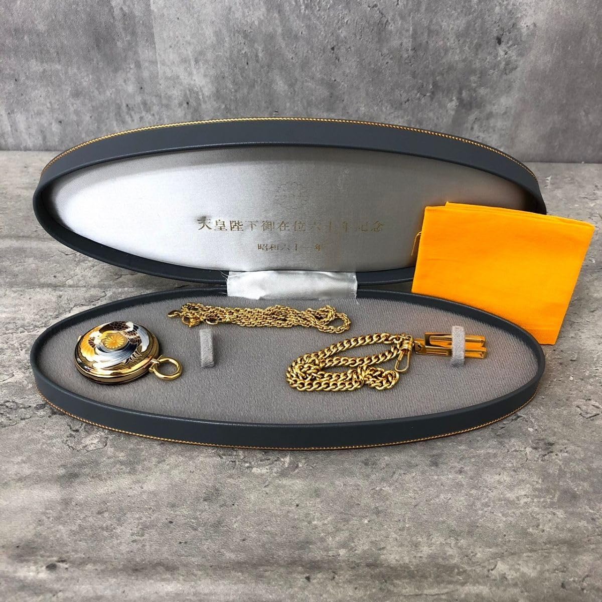 Amazon.co.jp: 皇室特別記念品 天皇陛下御在位60年記念 高級七宝懐中