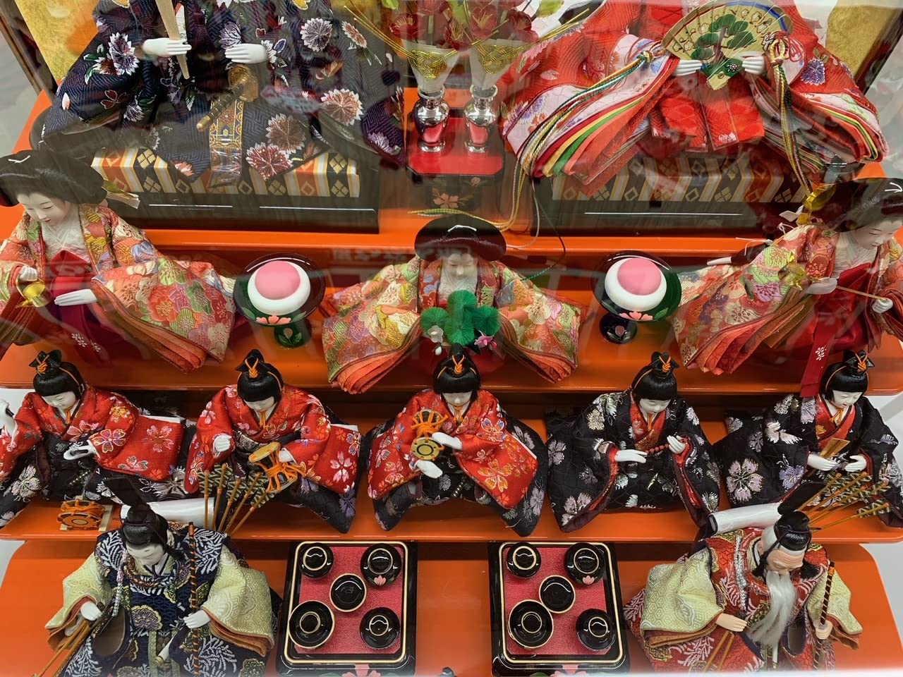 Amazon | 雛人形 15人揃い ケース入り 3015‐01(画像は1例で、人形の