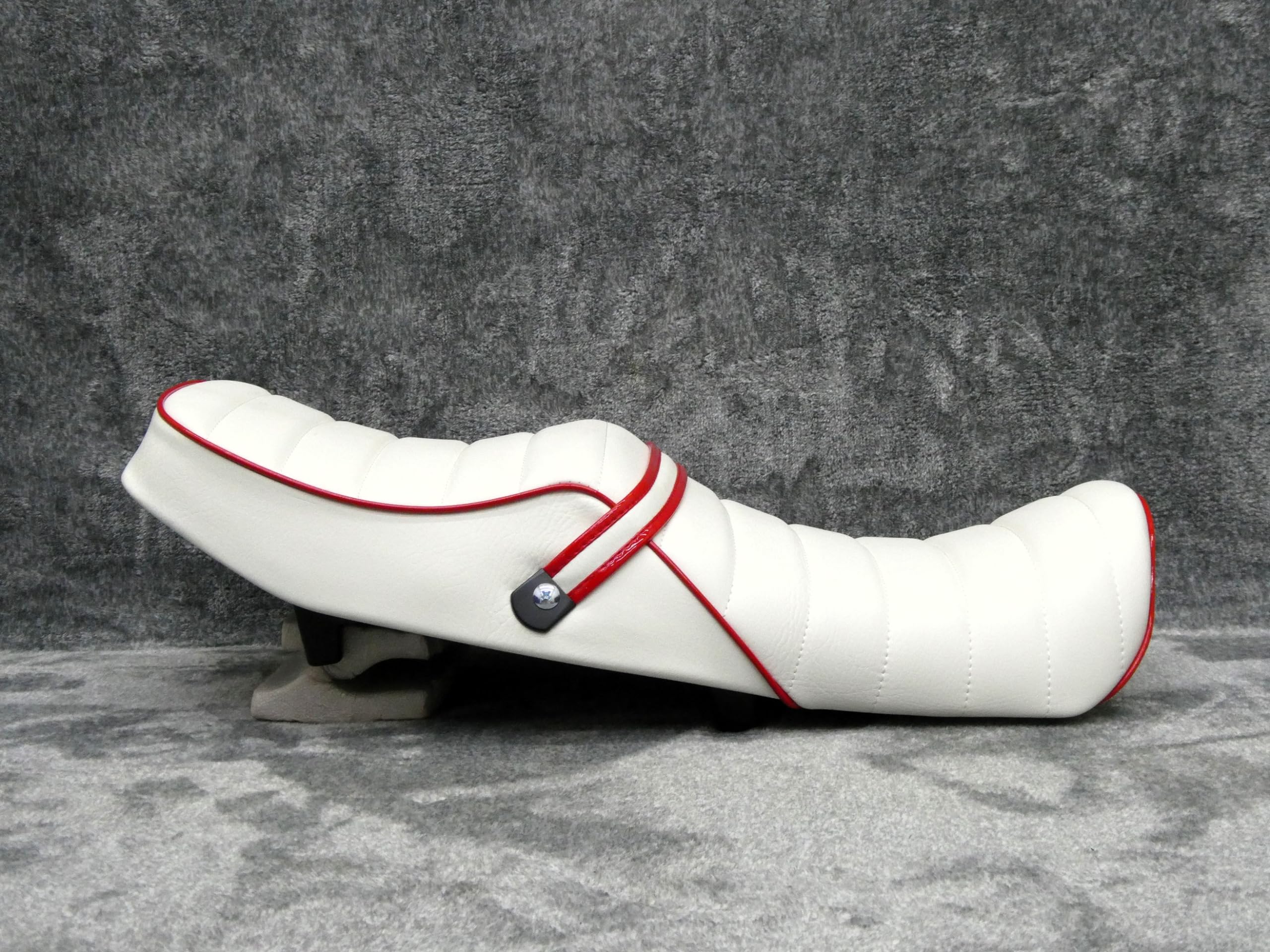 Amazon | XJR400R 後期 白赤 タックロールシート/あんこ抜き