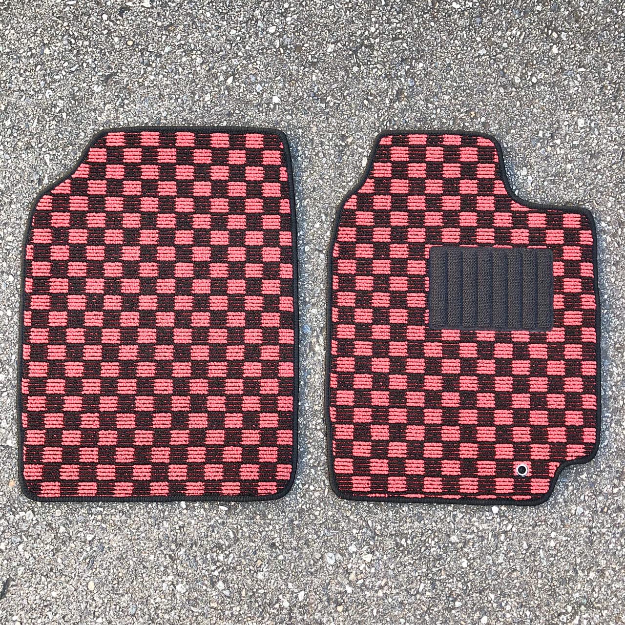Amazon | 汎用車カーマット 2枚 チェック柄 黒×赤 (ブラック×レッド