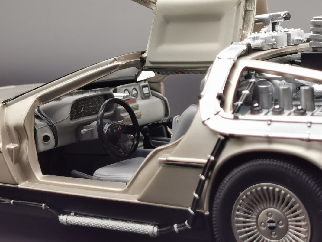 最終入荷】バック・トゥ・ザ・フューチャー/ DMC-12 デロリアン 1/18