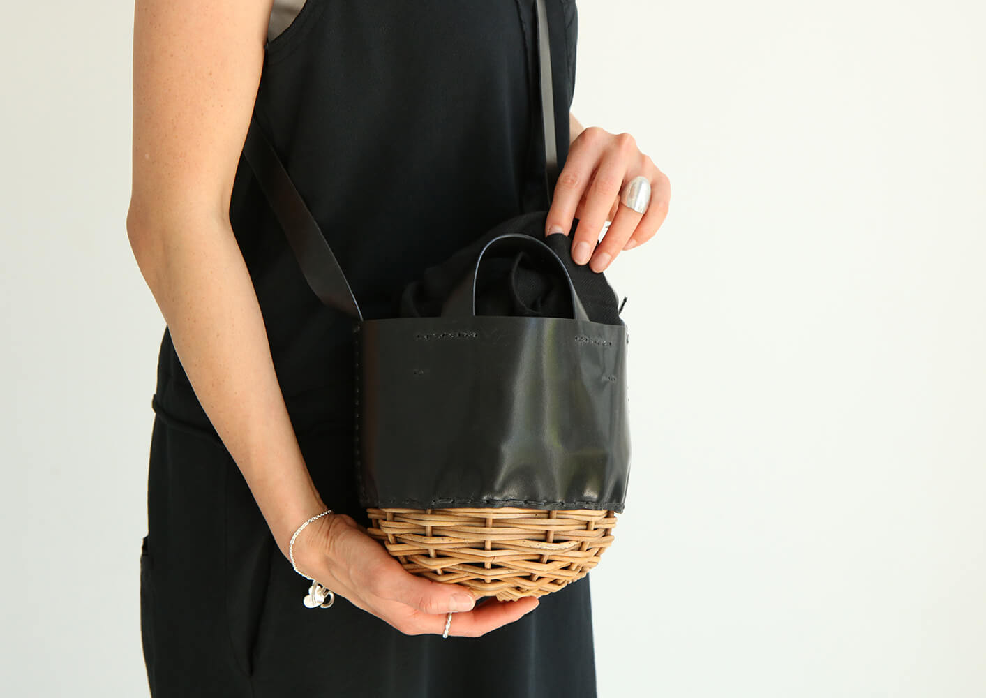 ebagos ミニどんぐり オイルショルダー BLACK エバゴス | マドリガル