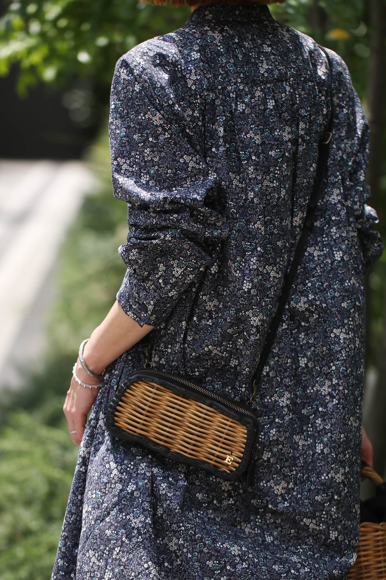 ebagos エバゴス 牛革ソフトショルダーベルト付き籐付き長財布 BLACK