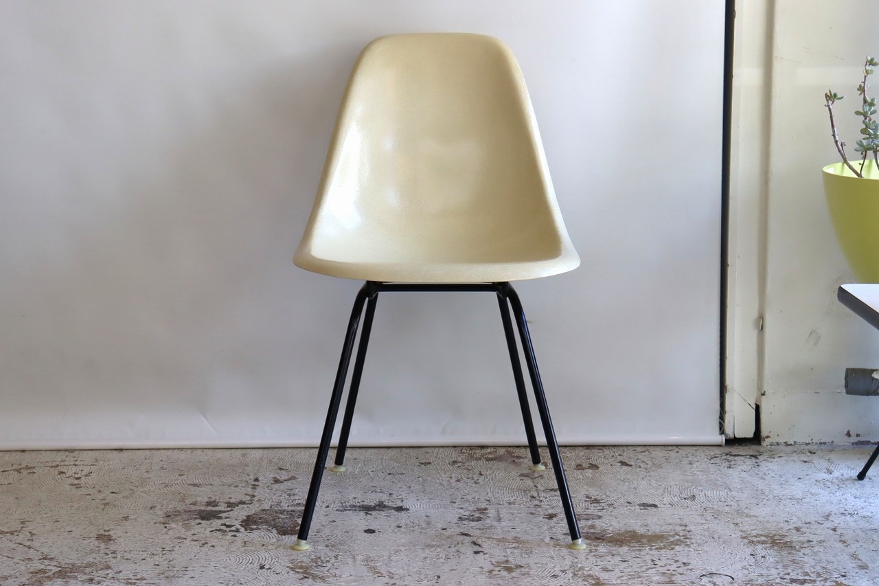 ハーマンミラー社製イームズ サイドシェルチェア(パーチメントFRP