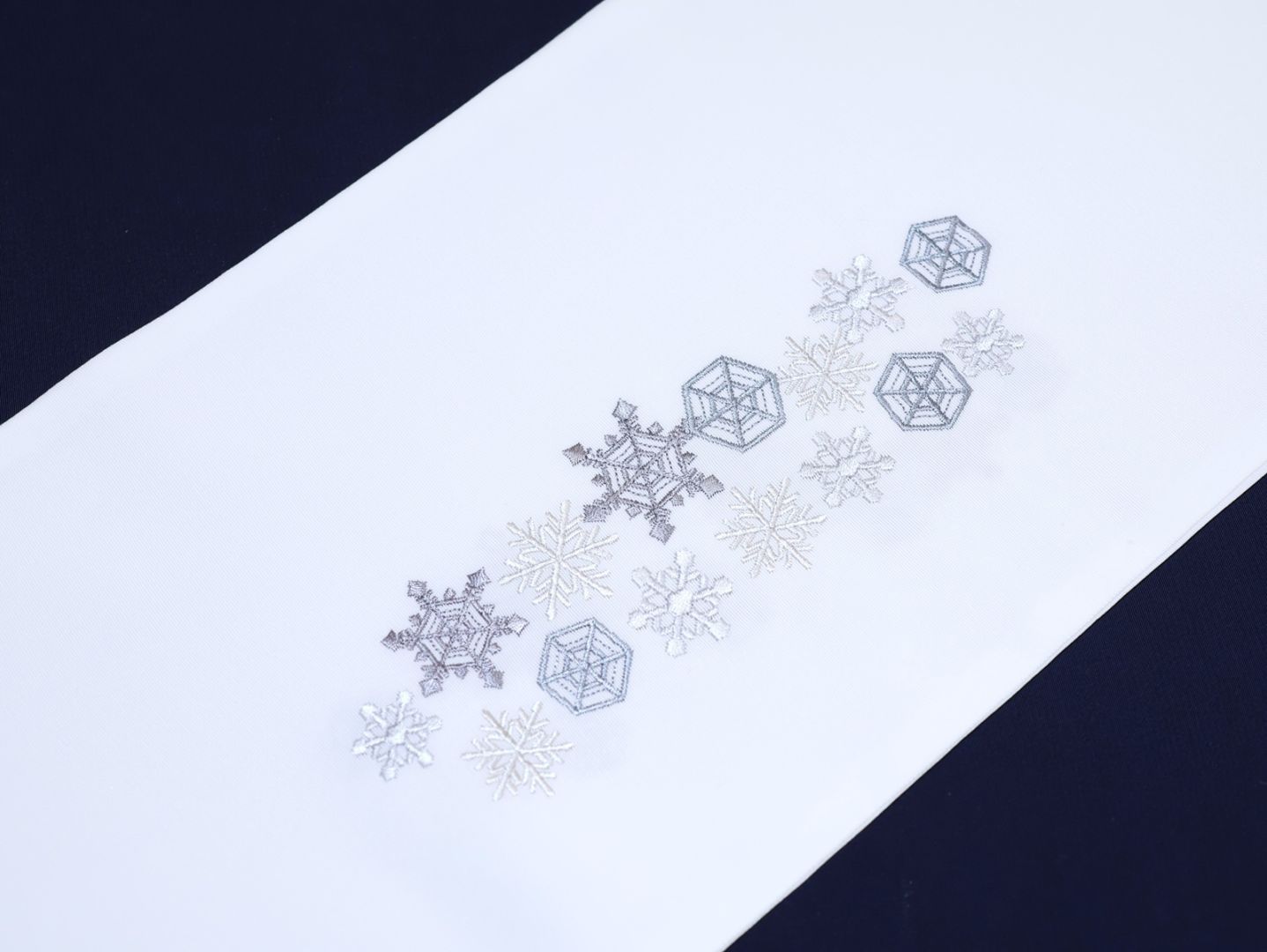 刺繍半衿「白色の地に濃淡のグレー色の雪の結晶の刺繍」 | 半衿、伊達