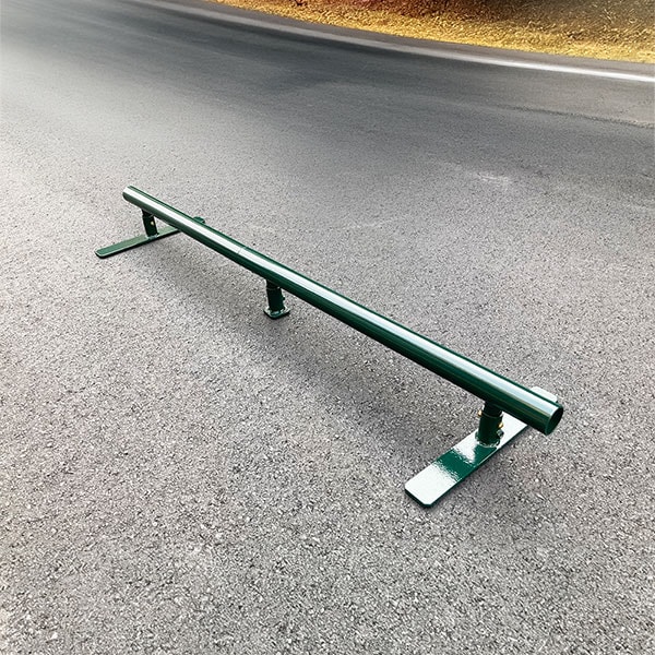 室内 鉄棒、体育体操マット、スケートボードセクション スケボーレール