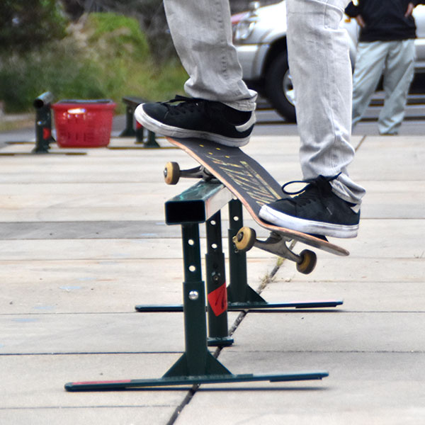 室内 鉄棒、体育体操マット、スケートボードセクション スケボーレール