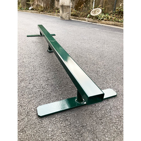 室内 鉄棒、体育体操マット、スケートボードセクション スケボーレール