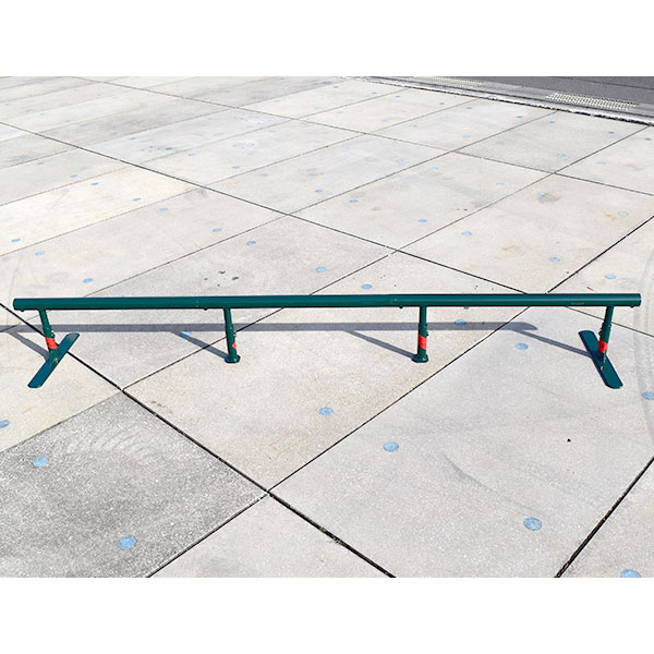 室内 鉄棒、体育体操マット、スケートボードセクション スケボーレール