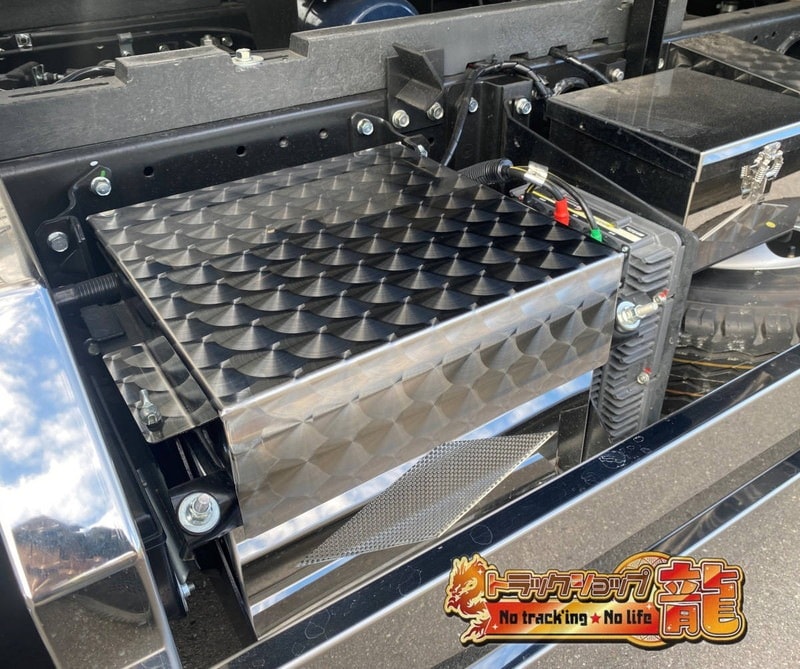 オリジナル ステンレス バッテリーカバー 鱗柄 三菱ふそう ブルー