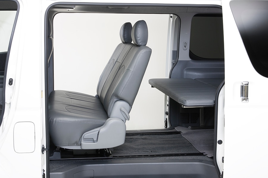 ハイエース200系 専門店 ユーアイビークルのハイエース セカンドシート