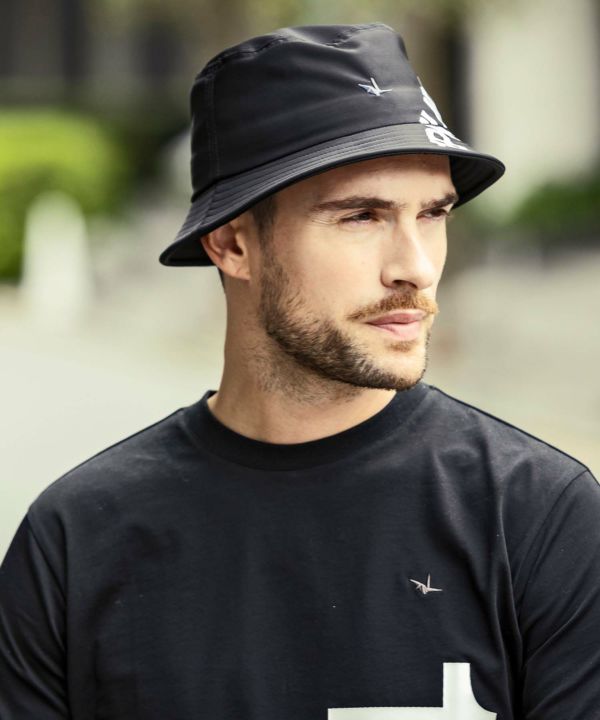 ロゴバケットハット ブラック 1PIU1UGUALE3 RELAX ウノピゥウノウ