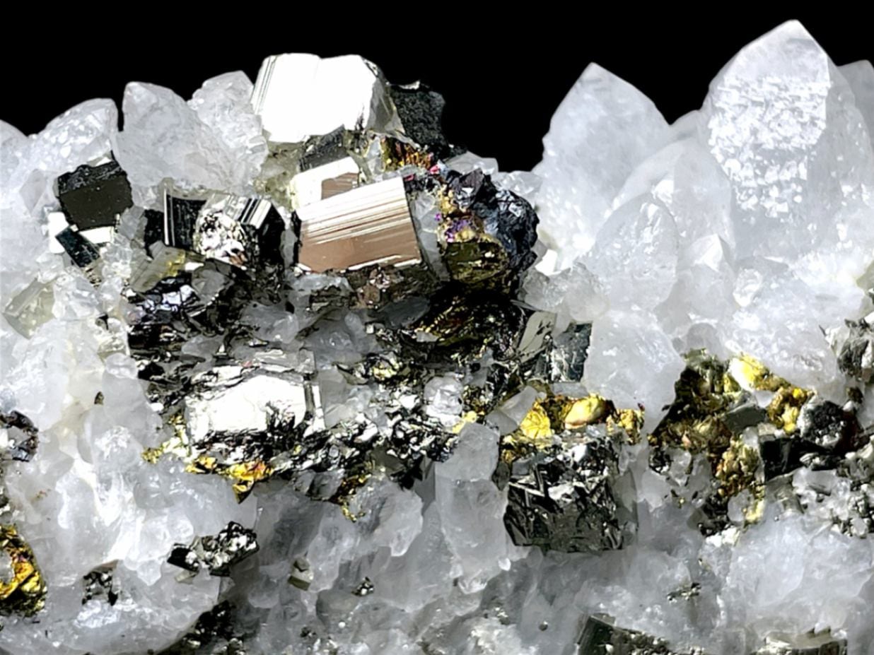 青森県尾太鉱山産 水晶 / 斑銅鉱 / 黄鉄鉱