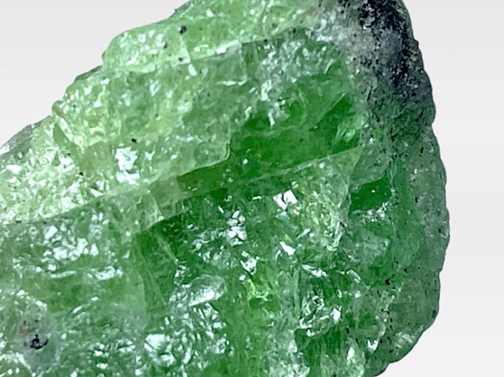 タンザニア産 蛍光ツァボライト ( グリーンガーネット )