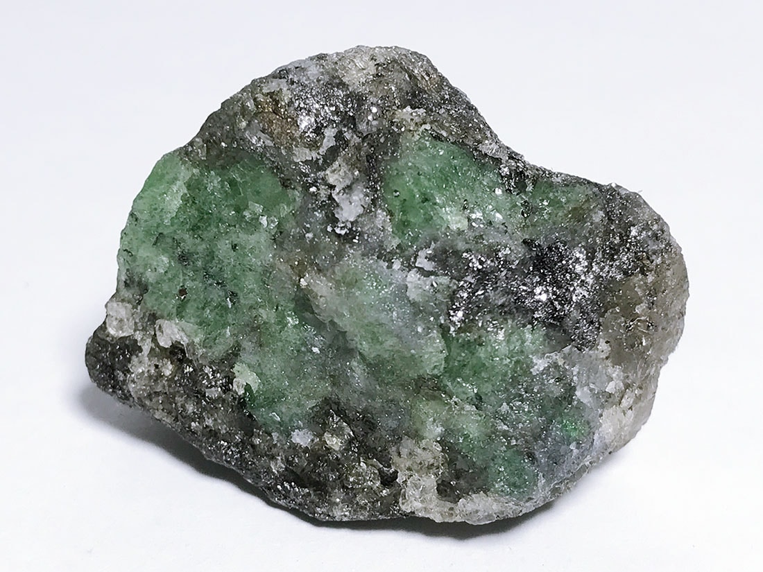 タンザニア産ツァボライト(グリーンガーネット)