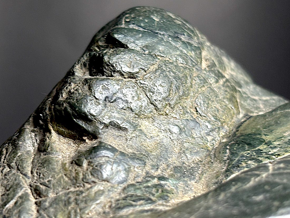 日本の名石】北海道産 神居古潭石 【ウブ石】 (木製台座付き)