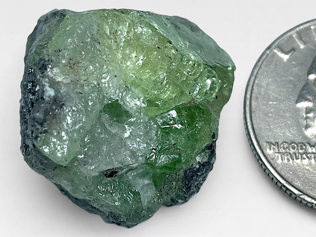 タンザニア産 蛍光ツァボライト ( グリーンガーネット )