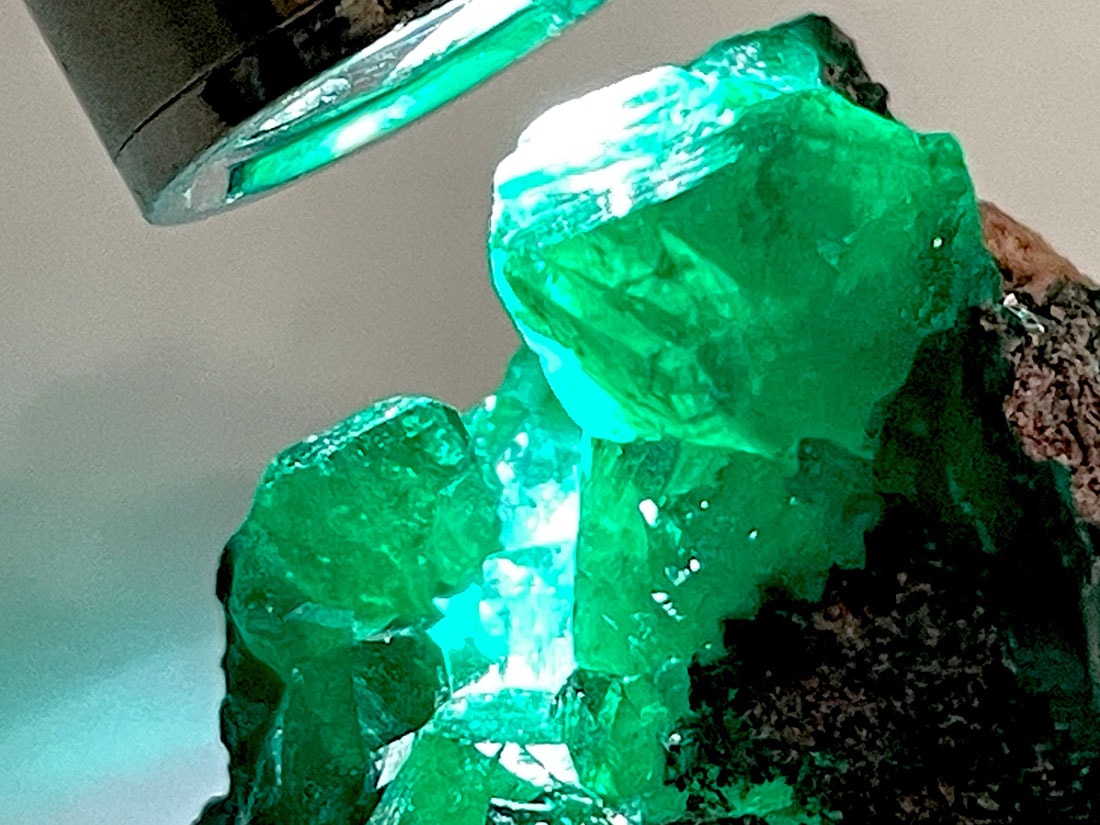 コンゴ産 ダイオプテーズ 母岩付き