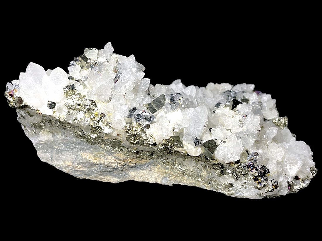 青森県尾太鉱山産 水晶 / 斑銅鉱 / 黄鉄鉱