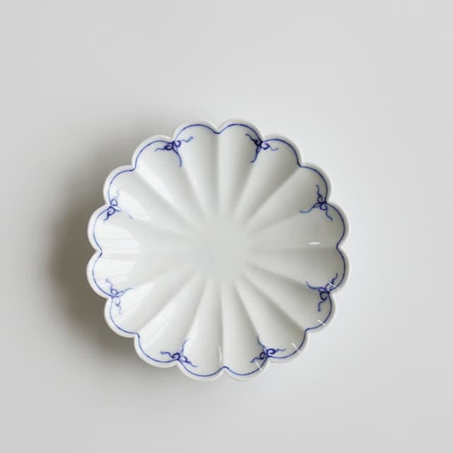 波佐見焼 渕瓔珞（青）菊紋皿 小 ｜ 四季折々のおしゃれな和食器通販