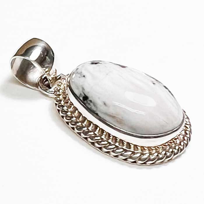 インディアンジュアリー ナバホ族 ホワイトバッファロー ペンダント