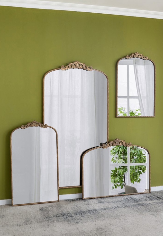 バロック調の装飾が付いたアーチ型ミラー ゴールド | 全ての商品