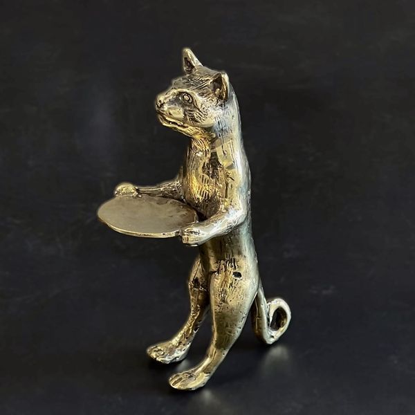 皿を掲げる猫／皿を持つ猫／真鍮のネコ／真鍮製 オブジェ【13cm