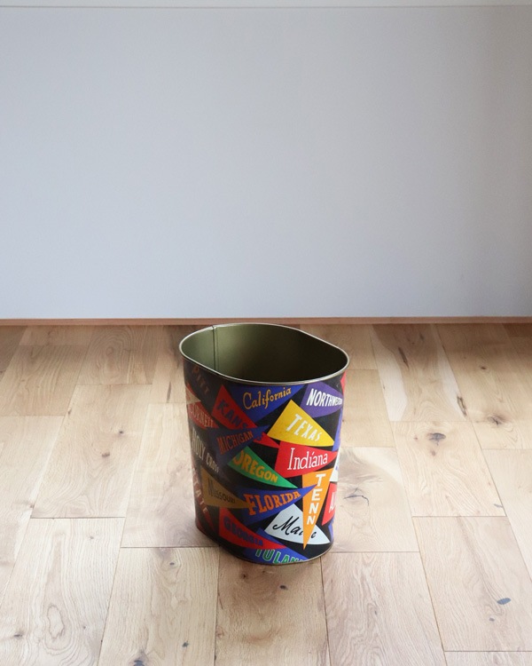 College Pennant Waste Can｜カレッジペナントのくず入れ