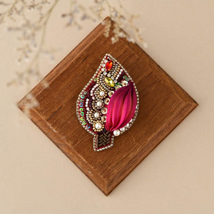 リーフブローチ（レッド） ビーズ刺繍 【作家：大槻友美（brilliant