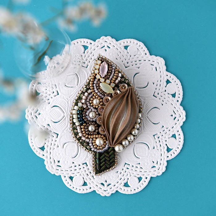 リーフブローチ（ブラウングレー） ビーズ刺繍 【作家：大槻友美