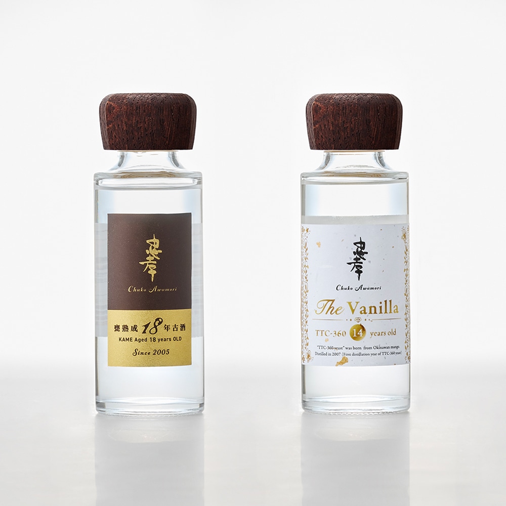 沖縄泡盛古酒「甕熟成18年古酒43度100ml」と「The Vanilla14年古酒100ml」