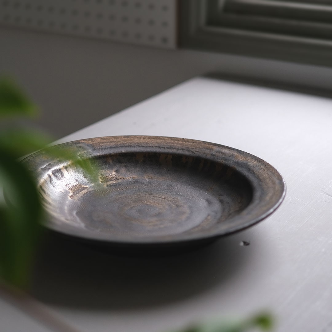 黒金彩/リム皿26cm | 唐津焼 雅樂窯 ( うたがま ) | 糸島くらし×ここの