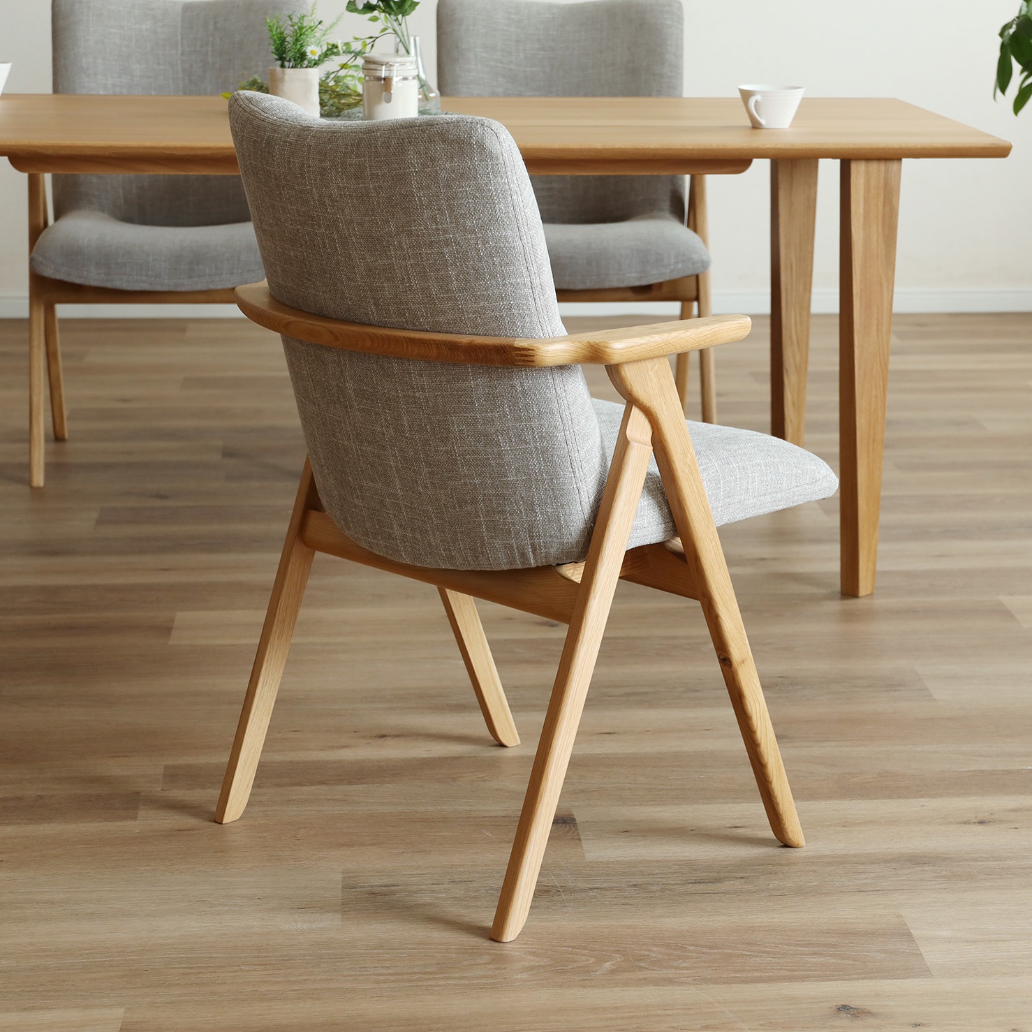 無垢材 肘付き ダイニングチェア｜長時間ゆったりとくつろげる特別な1