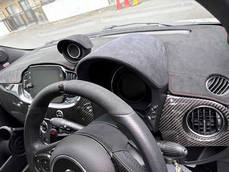 ABARTH595 アルカンターラダッシュマット｜ラテン車の雑貨とパーツ通販