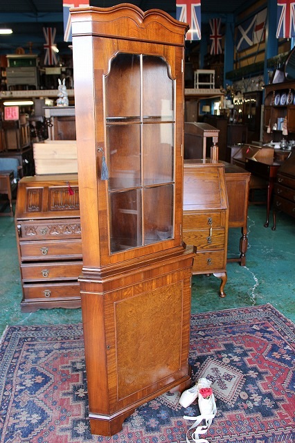 イギリスアンティーク家具 コーナーキャビネット コーナーショーケース
