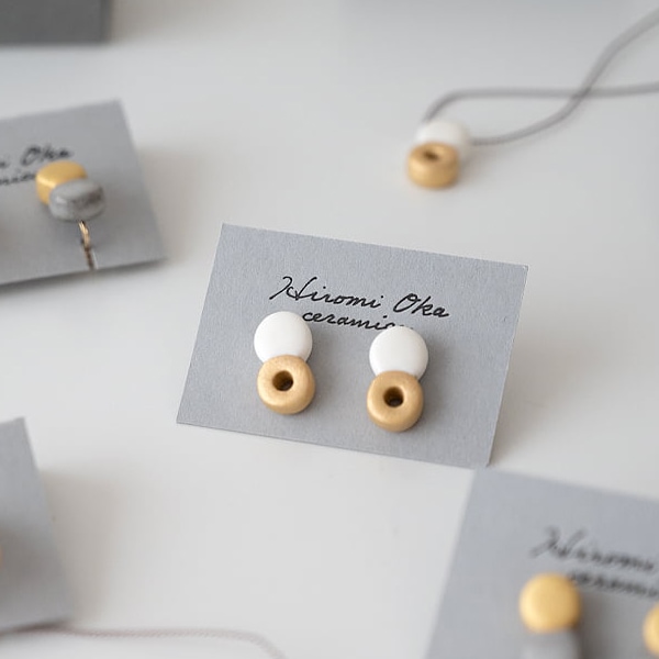 岡洋美 陶器のピアス・イヤリング／丸×輪（ホワイト×ゴールド） | 岡