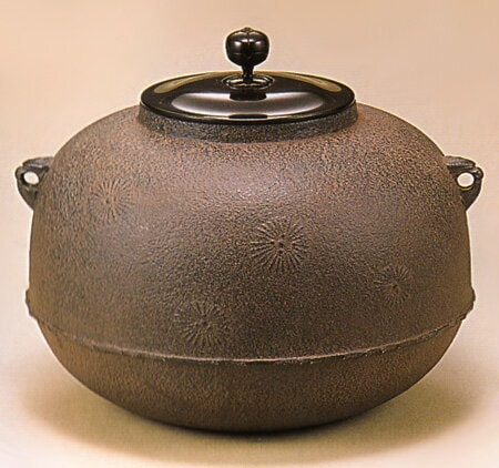 炉用 唐松地紋平丸釜 菊地政光作 | 炉用 - CHATOWA 茶と和 抹茶と