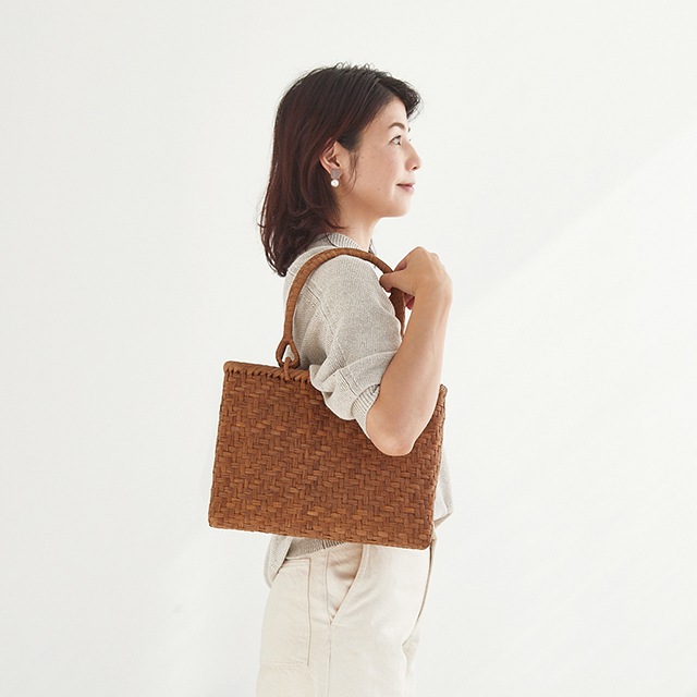 肩から掛けられるやまぶどう籠(二番皮/横長/スリム/リング取手/中