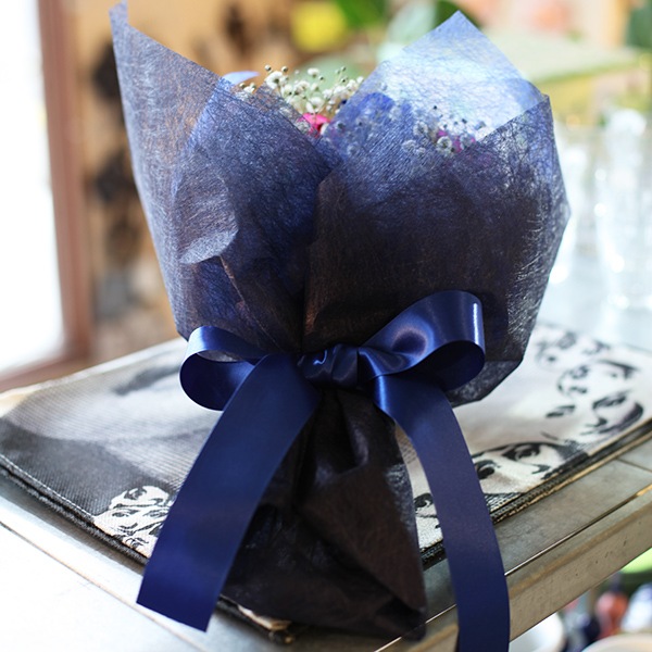 青いバラ5本とレインボーローズ5本とキラキラかすみ草のブーケ | バラ