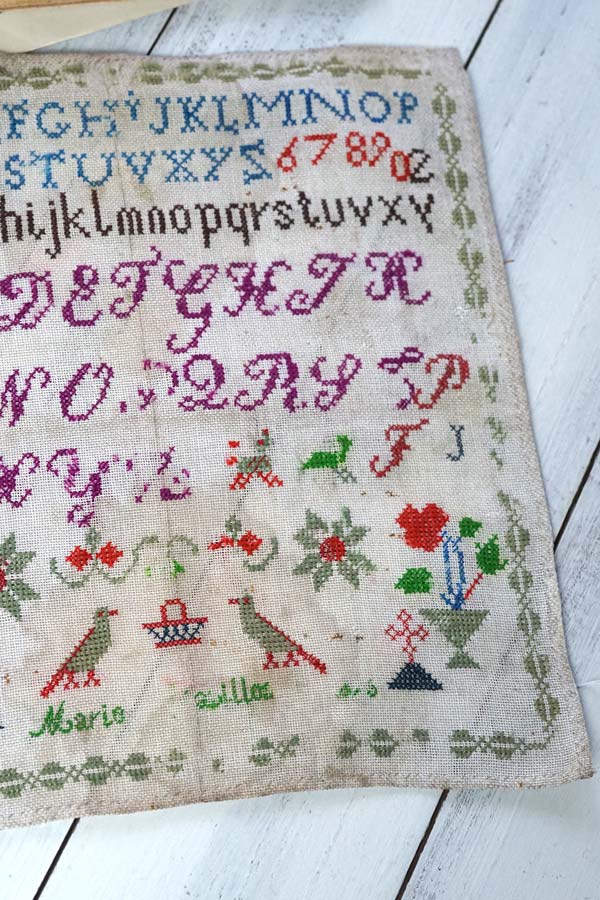 フランスアンティークアルファベット＆刺繍サンプラー26.5×26.5cm ge