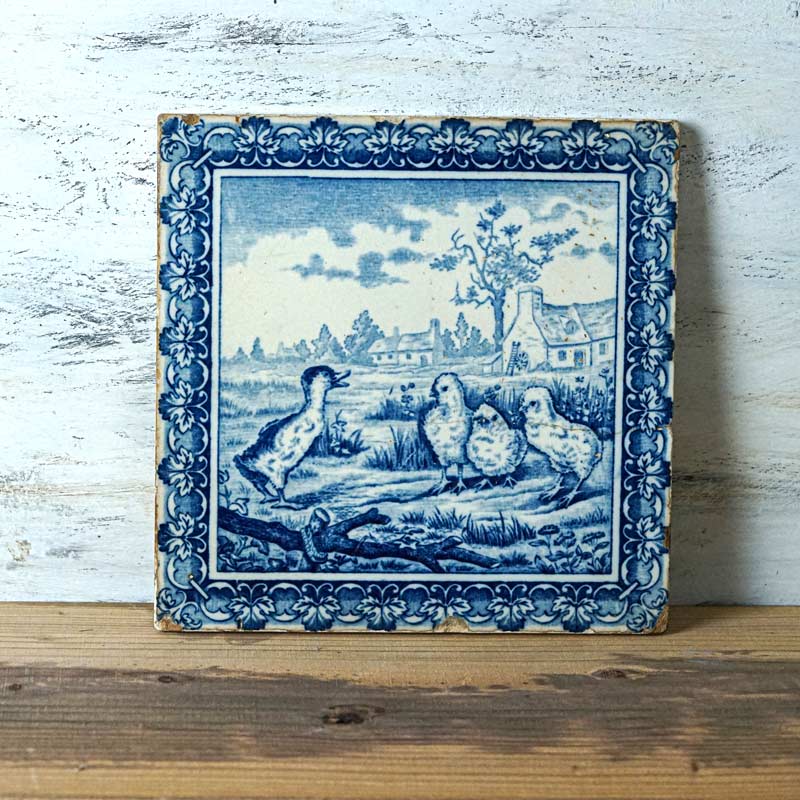 フランスアンティークタイル 田園風景の中での鳥のファミリー20.5×20.5