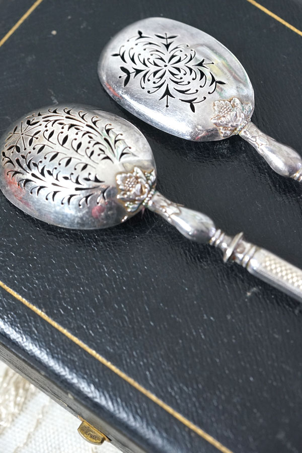 アンティークシルバーモノグラム付きデザートサービング用カトラリー4